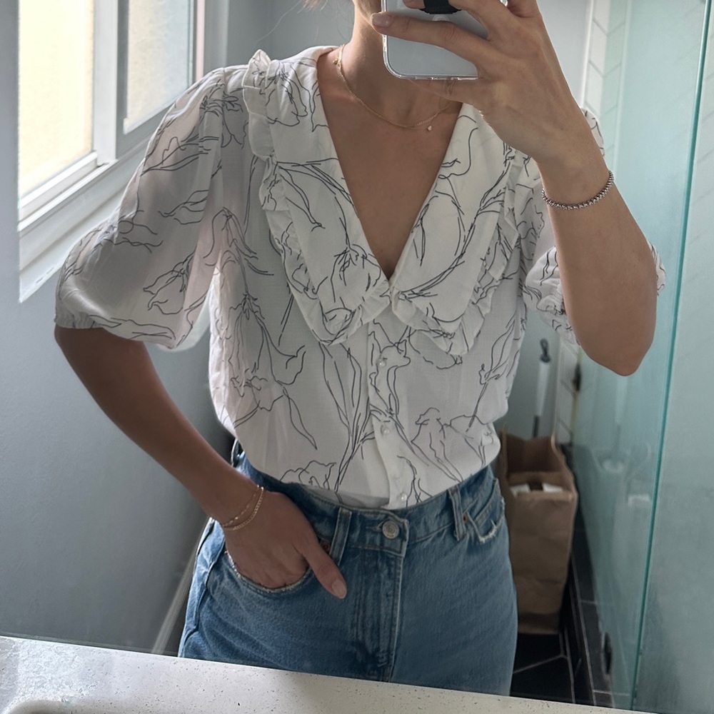 Delicate Feminine White Blouse in excellent condition